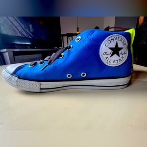 Converse Juniors size 6. Lightly worn.